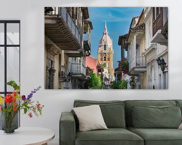 Rue étroite et colorée avec la tour de l'église à Carthagène, Colombie