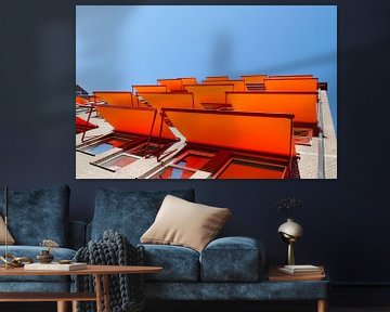 Flatgebouw met oranje zonneschermen von Dennis  Georgiev