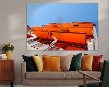 Flatgebouw met oranje zonneschermen van Dennis  Georgiev