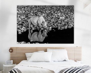 Nashorn am Wasserloch van Poster Art Shop