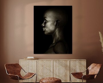 Frauen-Porträts - Schwarzweiss-Profil einer afrikanischen Frau von Jan Keteleer