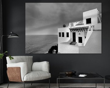 Wit huis aan zee , Spanje (zwart-wit) van Rob Blok