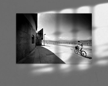 Cycliste dans le paysage, Espagne (noir et blanc) sur Rob Blok