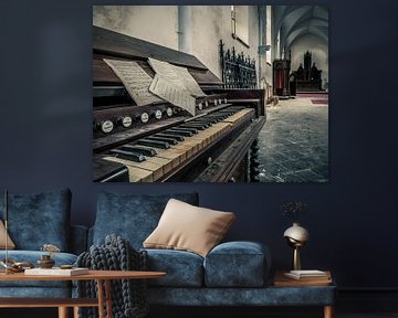 Klavier in verlassener Kirche, Belgien von Art By Dominic