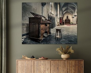 Klavier in verlassener Kirche, Belgien von Art By Dominic