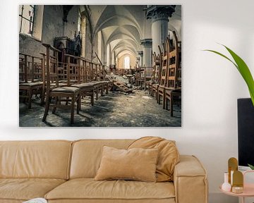 Stühle in verlassener Kirche, Belgien von Art By Dominic