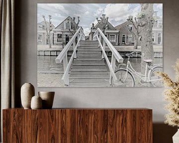 Houten brug over het kanaal in het dorp "Sloten" in Friesland, Nederland van Dick Jeukens