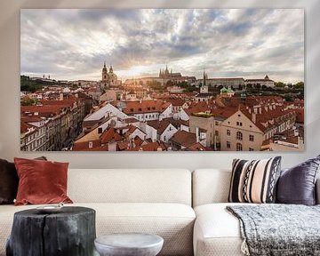 Kleine stad in Praag bij zonsondergang