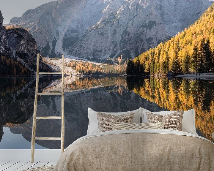 Sfeerimpressie behang: Herfstbossen weerspiegeling - Lago di Braies, Dolomieten, Italië van Thijs van den Broek