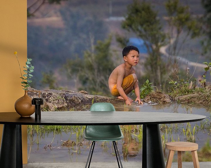 Sfeerimpressie behang: Vietnamees kind spelend in rijst veld - Sa Pa, Vietnam van Thijs van den Broek
