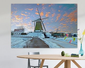 Middeleeuwse molen op het platteland in Nederland in de winter bij zonsondergang van Eye on You