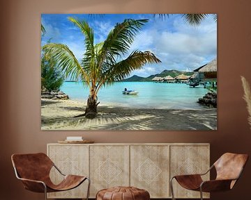 Luxe resort met strand en palmboom op Bora Bora van iPics Photography