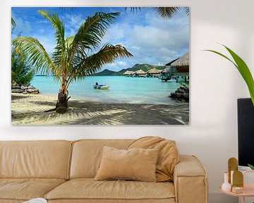 Luxe resort met strand en palmboom op Bora Bora van iPics Photography