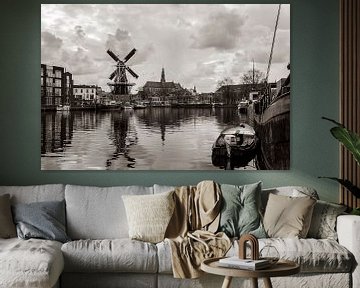 Blick über das Spaarne die Mühle ‘Adriaan’ und die Großen Bavo Kirche (Haarlem, Holland) /sepia von ErikJan Braakman