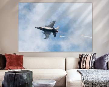 F16 Fighting Falcon met spoor van flares van Wim Stolwerk