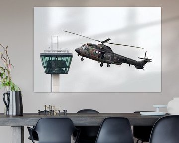 Eurocopter Cougar hangt stil bij verkeerstoren van Wim Stolwerk