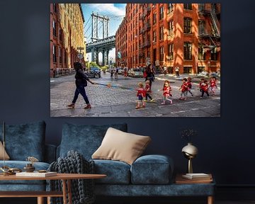 NYC:  Dagelijks leven bij Manhattan bridge in DUMBO van Coby Bergsma