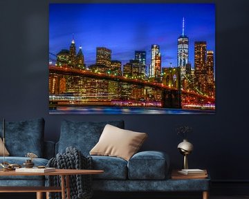 NYC: Skyline Brooklyn bridge en Manhattan tijdens blauwe uurtje van Coby Bergsma