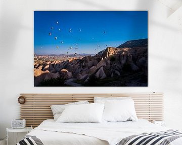 Luchtballonnen boven de bergen in Cappadocia, Turkije van John Ozguc