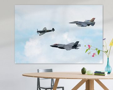 Historische vlucht met Spitfire, F-16 en F-35. van Wim Stolwerk