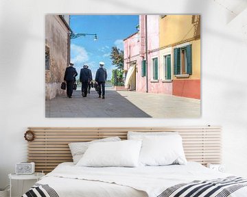 Des capitaines en uniforme marchent sur l'île de Burano à Venise sur Thomas Boudewijn