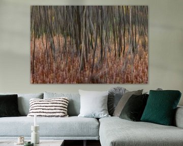 Abstracte bomen in een bos gefotografeerd met subtiele beweging zodat schilderachtig effect ontstaat