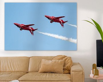 Two solos of the Red Arrows flying inverted von Wim Stolwerk