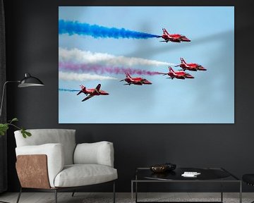 Red Arrows met rode, witte en blauwe rook van Wim Stolwerk