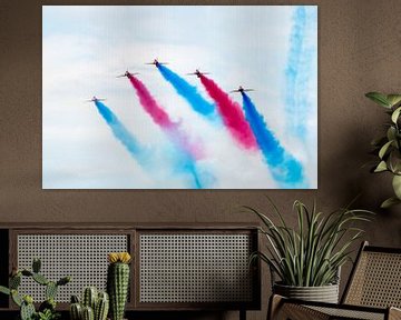 5 Red Arrows with red and blue smoke von Wim Stolwerk