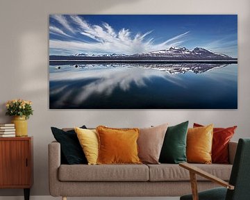 Landschap met weerspiegeling van bergen en wolken in een meer van Chris Stenger