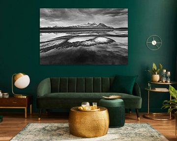 Paysage avec lac semi-gelé et montagnes en noir et blanc sur Chris Stenger