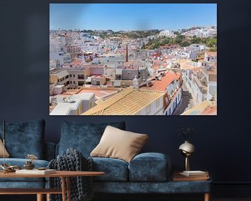Portugese stad Albufeira met witte gebouwen en huizen