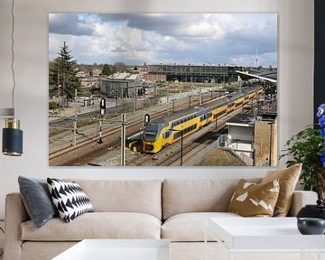 trein in de spoorzone bij ns station tilburg van Frans Versteden