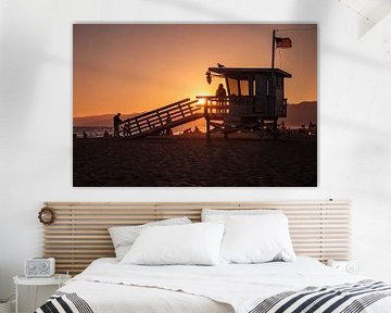 Zonsondergang met een strandwacht (Lifeguard) huisje langs de kust van Santa Monica Californië veren van Retinas Fotografie