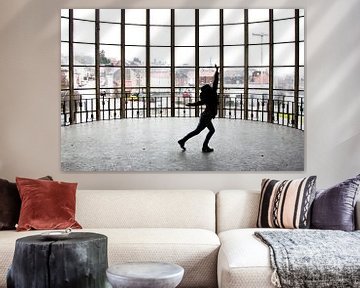 Tanzen im Gebäude Piscine du Mosq von Martijn Mureau