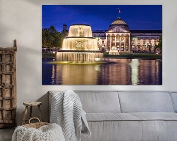 Kurhaus und Brunnen auf dem Bowling Green bei Nacht, Wiesbaden van Christian Müringer