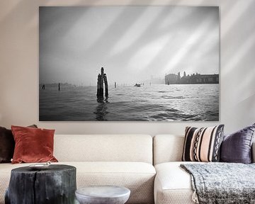 Venedig Lagune im Nebel. von Karel Ham