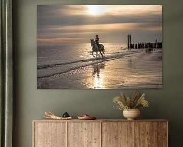 Ruiter en paard bij zonsondergang aan de Zeeuwse kust van Maarten Visser