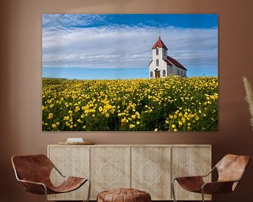 Een romantisch klein kerkje omgeven door zonnebloemen op een klein eiland in IJsland van Koen Hoekemeijer