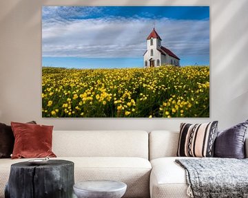 Een romantisch klein kerkje omgeven door zonnebloemen op een klein eiland in IJsland van Koen Hoekemeijer