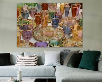 Gekleurde wijnglazen op tafel van Jacques Jullens