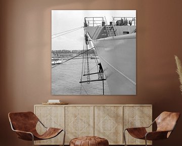 Schilders op de steiger van een schip von Dordrecht van Vroeger