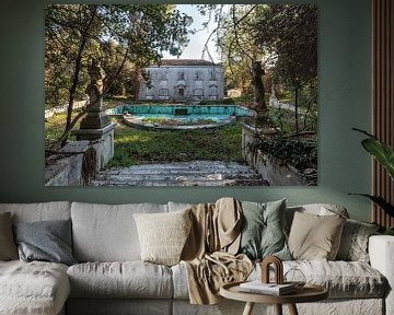 Villa mit Pool von Matthis Rumhipstern