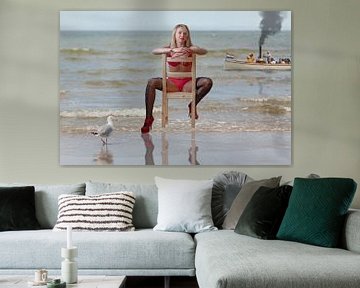 Meisje op het strand op stoel van Maarten Visser
