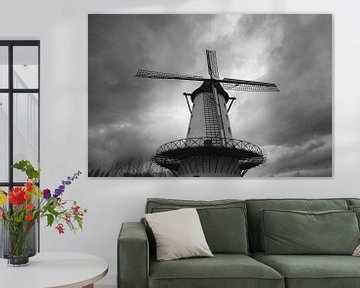 Windmühle der guten Hoffnung in Menen mit einem drastischen bewölkten Himmel in Schwarzweiss. Belgie