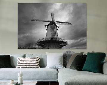 Windmühle der guten Hoffnung in Menen mit einem drastischen bewölkten Himmel in Schwarzweiss. Belgie