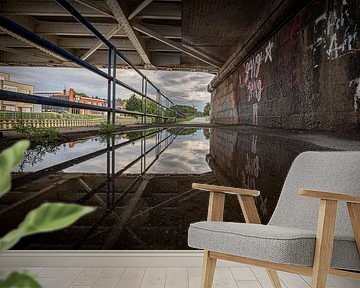 foto met reflectie van de oude brug over de rivier Leie in Menen, Westvlaanderen, Belgie