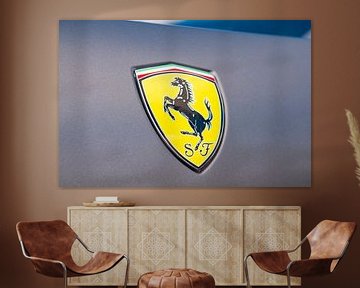 Ferrari badge met het steigerende paard op een matte grijze Ferrari California van Sjoerd van der Wal