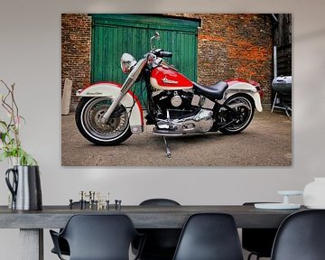 Harley Davidson Heritage Softail motorfiets voor een schuur. van Sjoerd van der Wal