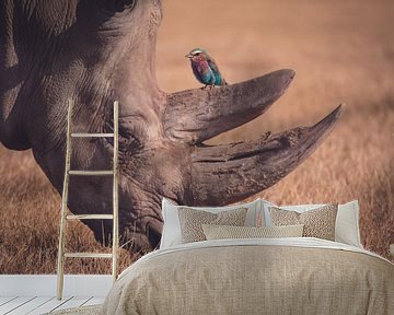Rhinozeros mit Vogel in natürlicher Umgebung von Designer